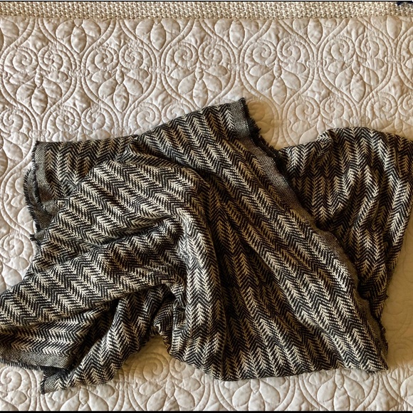 Black and White Circle Scarf - Picture 2 of 5